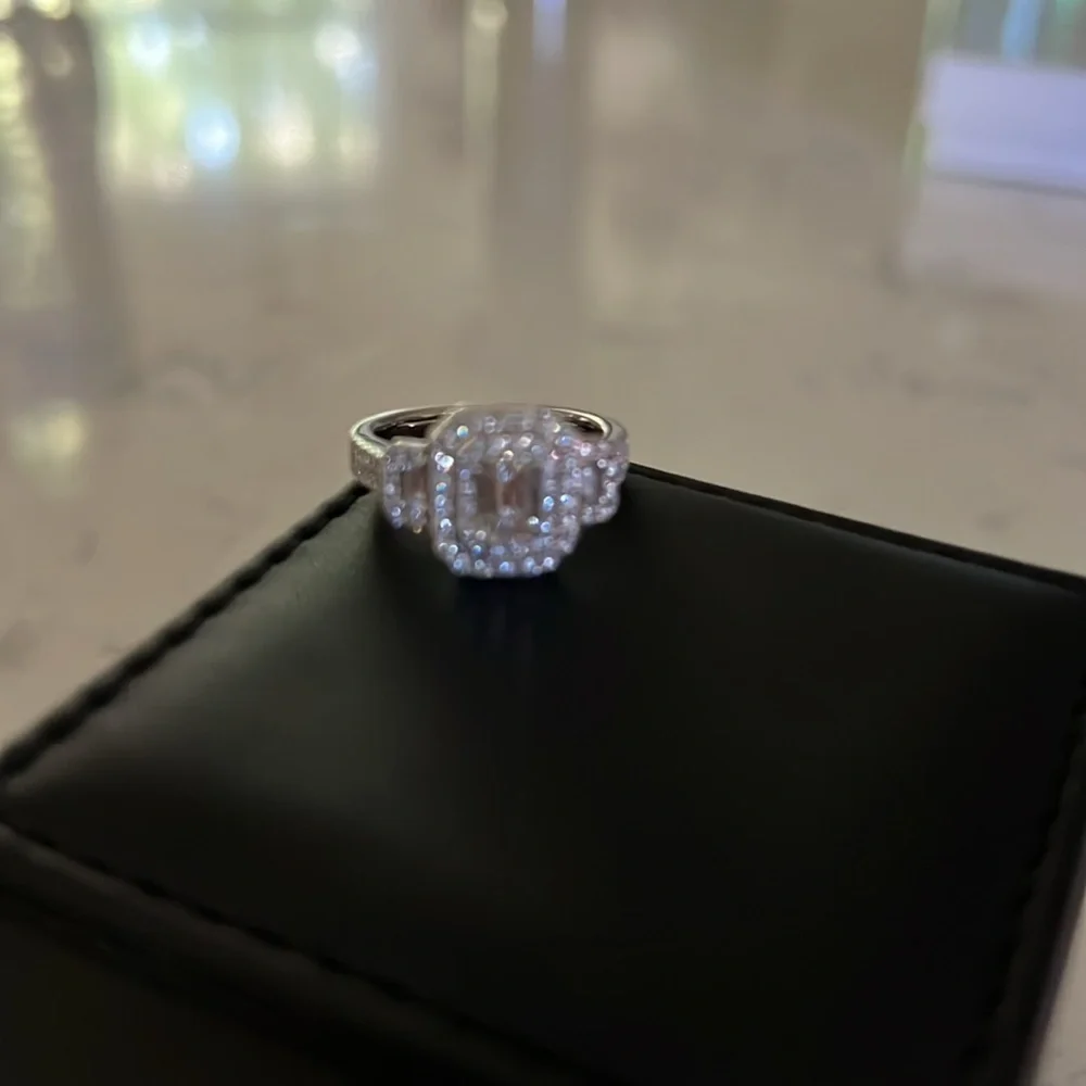 Diamond ring  1.46 ctw clarity VS-2 tha diamond color is 1 or better Emeral cut - Picture 12 of 13